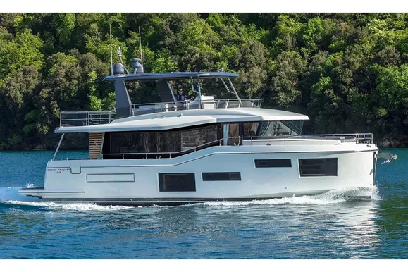 2025 Beneteau Grand Trawler 63
