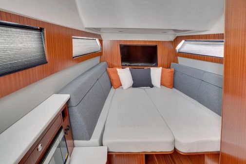 Pursuit S-428-SPORT image