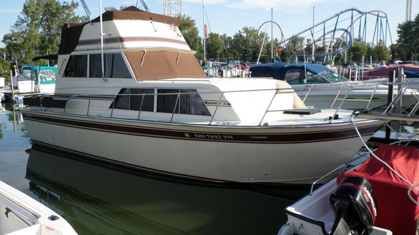 Marinette Flybridge Sedan