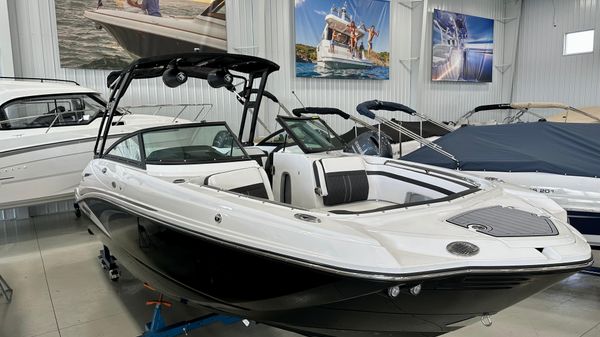 Monterey M6 Bowrider