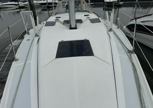 Hunter 33 image