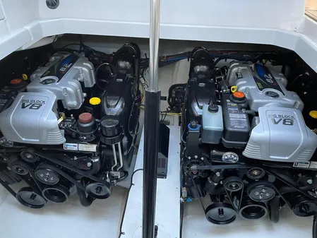 Cruisers Yachts 38 Express image