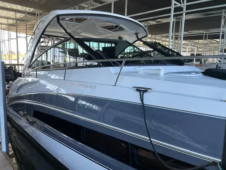 Cruisers Yachts 38 Express image