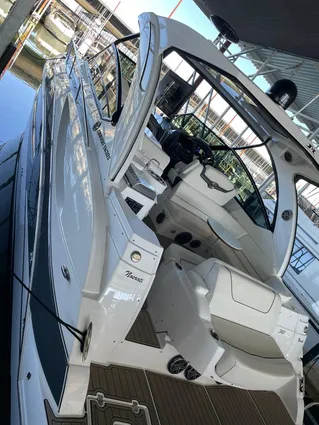 Cruisers Yachts 38 Express image