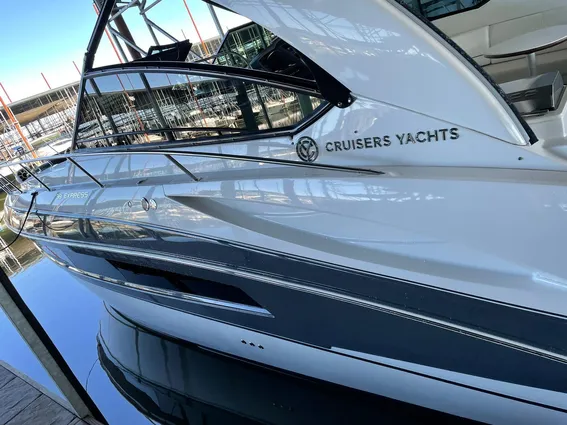 Cruisers Yachts 38 Express image
