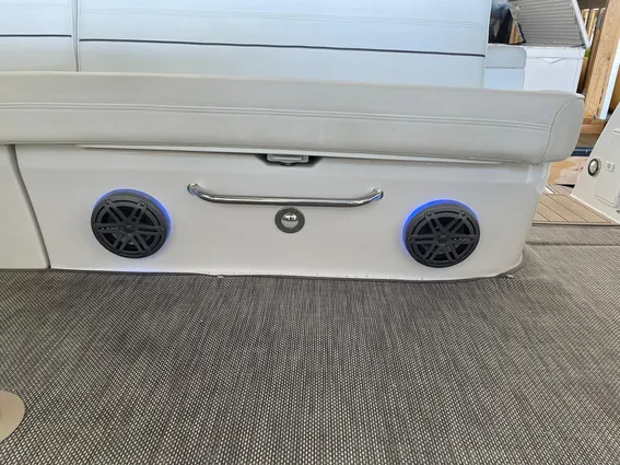 Cruisers Yachts 38 Express image