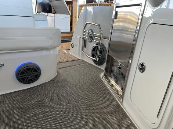 Cruisers Yachts 38 Express image