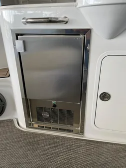 Cruisers Yachts 38 Express image