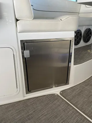 Cruisers Yachts 38 Express image