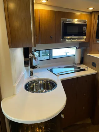 Cruisers Yachts 38 Express image