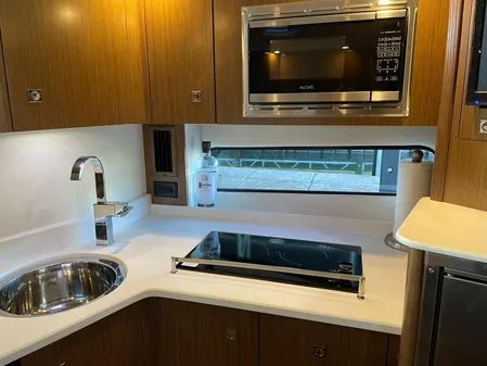 Cruisers Yachts 38 Express image