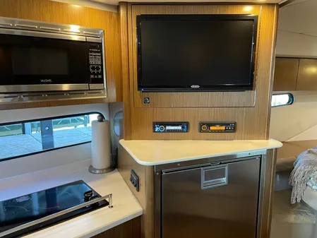 Cruisers Yachts 38 Express image