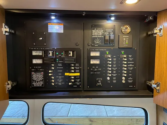 Cruisers Yachts 38 Express image