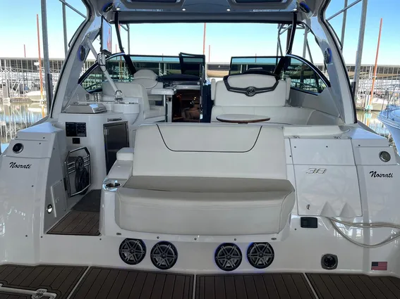 Cruisers Yachts 38 Express image