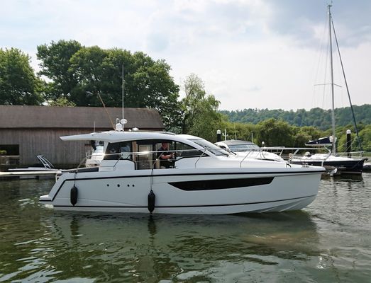 Sealine C330 - main image