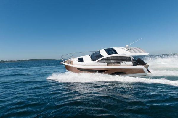 Sealine C330 - main image