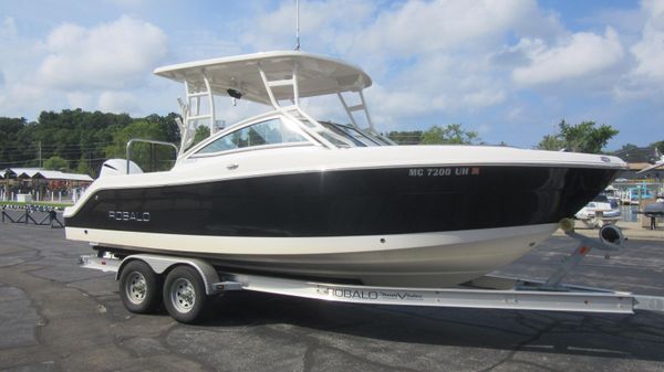 2018 Robalo R247 Dual Console For Sale at Pier 33
