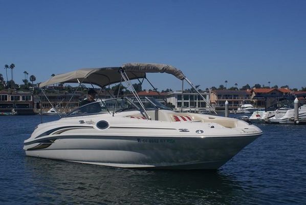 Sea Ray 240 Sundeck - main image