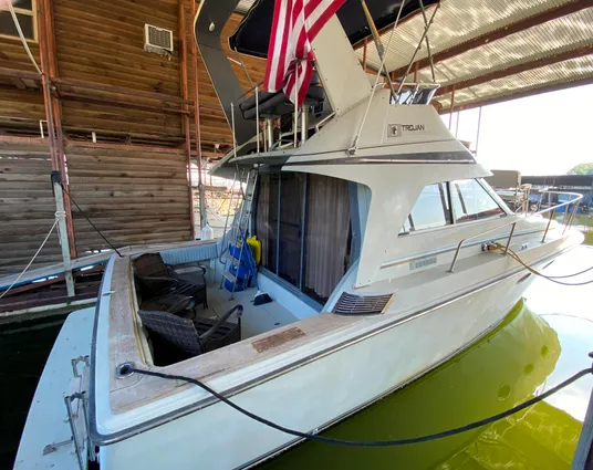 Trojan 10 Meter Sedan image