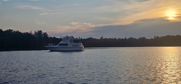 Hatteras 40-DOUBLE-CABIN image