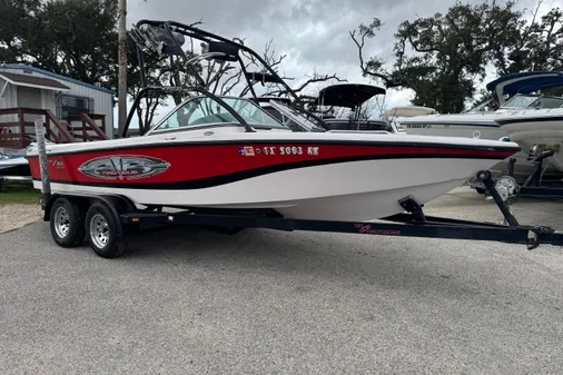 Correct Craft Air Nautique 216 Limited 