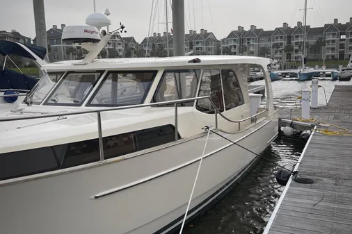 Greenline 33 Hybrid image