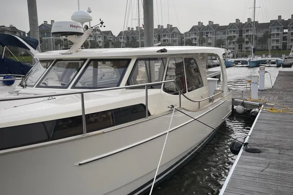 Greenline 33 Hybrid image