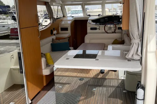 Greenline 33 Hybrid image