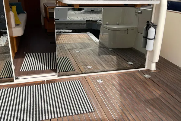 Greenline 33 Hybrid image