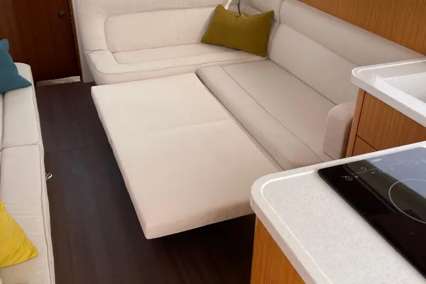 Greenline 33 Hybrid image