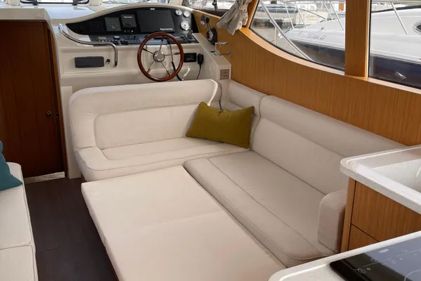 Greenline 33 Hybrid image