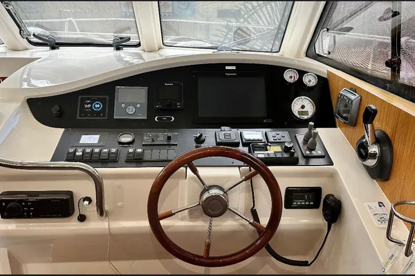 Greenline 33 Hybrid image