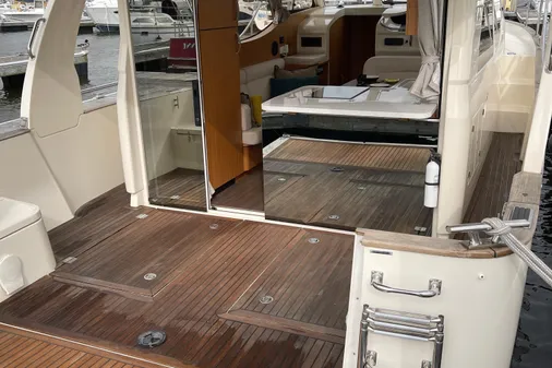 Greenline 33 Hybrid image