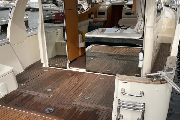 Greenline 33 Hybrid image