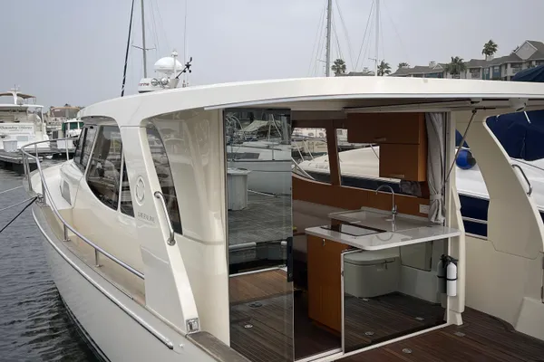 Greenline 33 Hybrid image