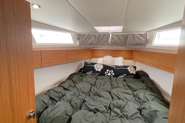 Greenline 33 Hybrid image