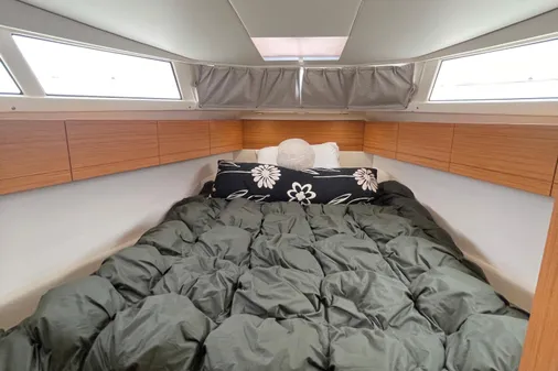 Greenline 33 Hybrid image