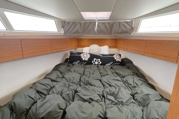 Greenline 33 Hybrid image