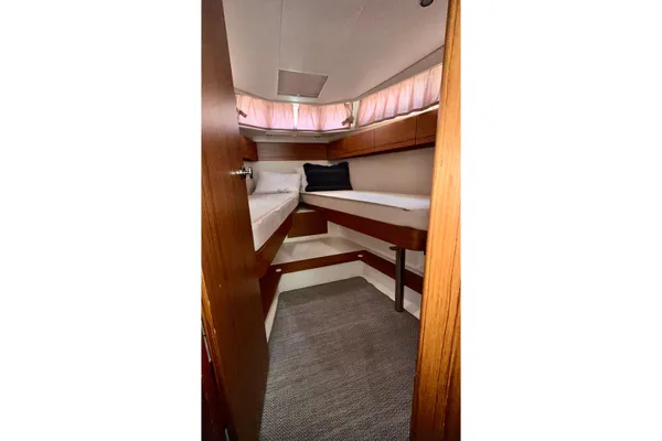 Greenline 33 Hybrid image