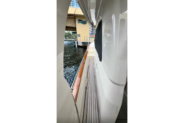 Greenline 33 Hybrid image