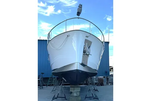 Greenline 33 Hybrid image