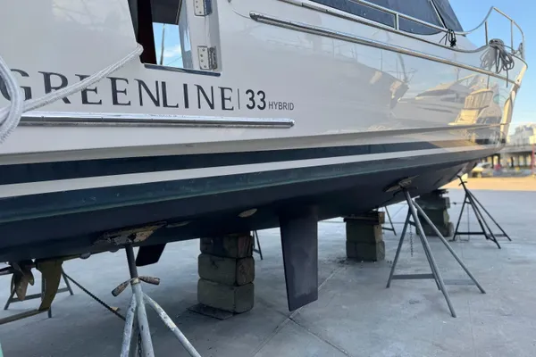 Greenline 33 Hybrid image