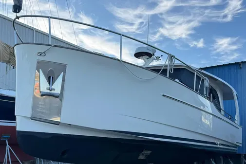 Greenline 33 Hybrid image