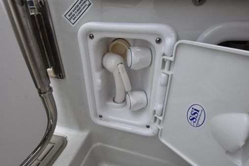 Crownline 264 CR image