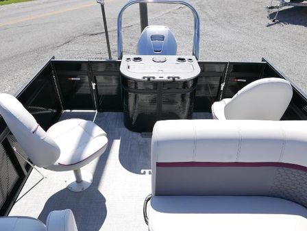 Qwest E-CLASS-820-XRE-CRUISE-LT image