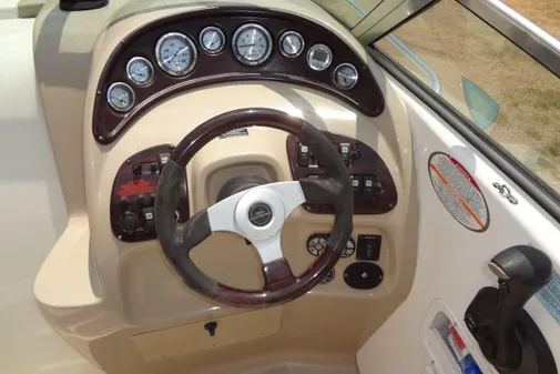 Chaparral Signature 260 image