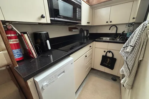 Hatteras 52-COCKPIT-MOTOR-YACHT image