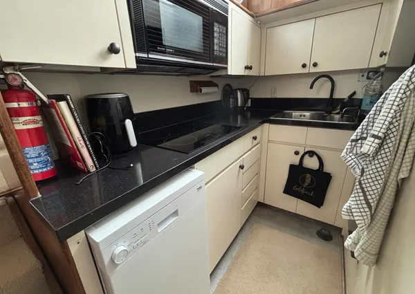 Hatteras 52-COCKPIT-MOTOR-YACHT image