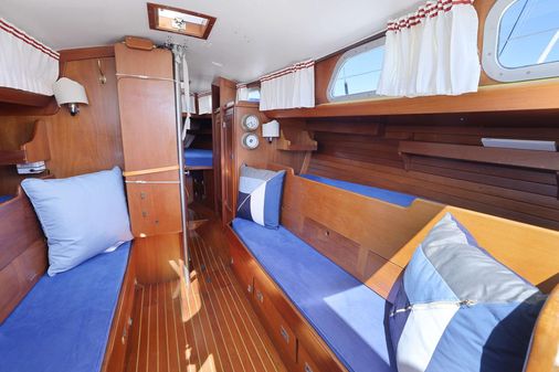 Hinckley 35 Pilot Sloop image