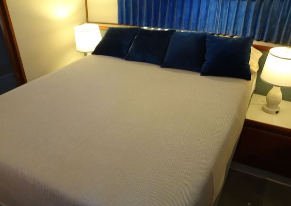 Carver 440-AFT-CABIN-MOTOR-YACHT image